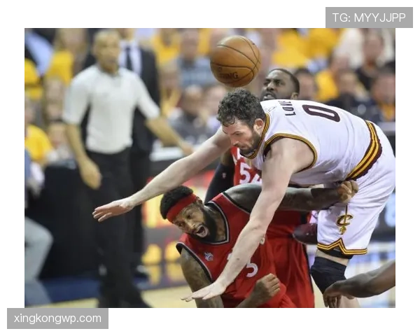 德斯蒙德·班恩三分无球跑位助力猛龙提升末节得分效率