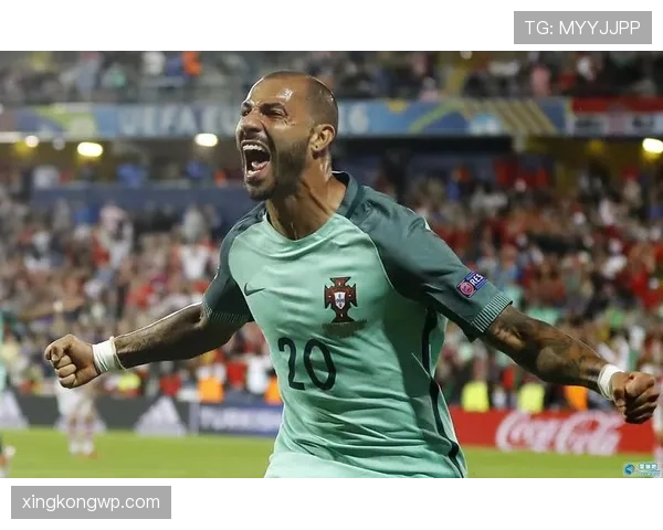 夸雷斯马与哈米斯在边锋位置转移跑动形成差异结构